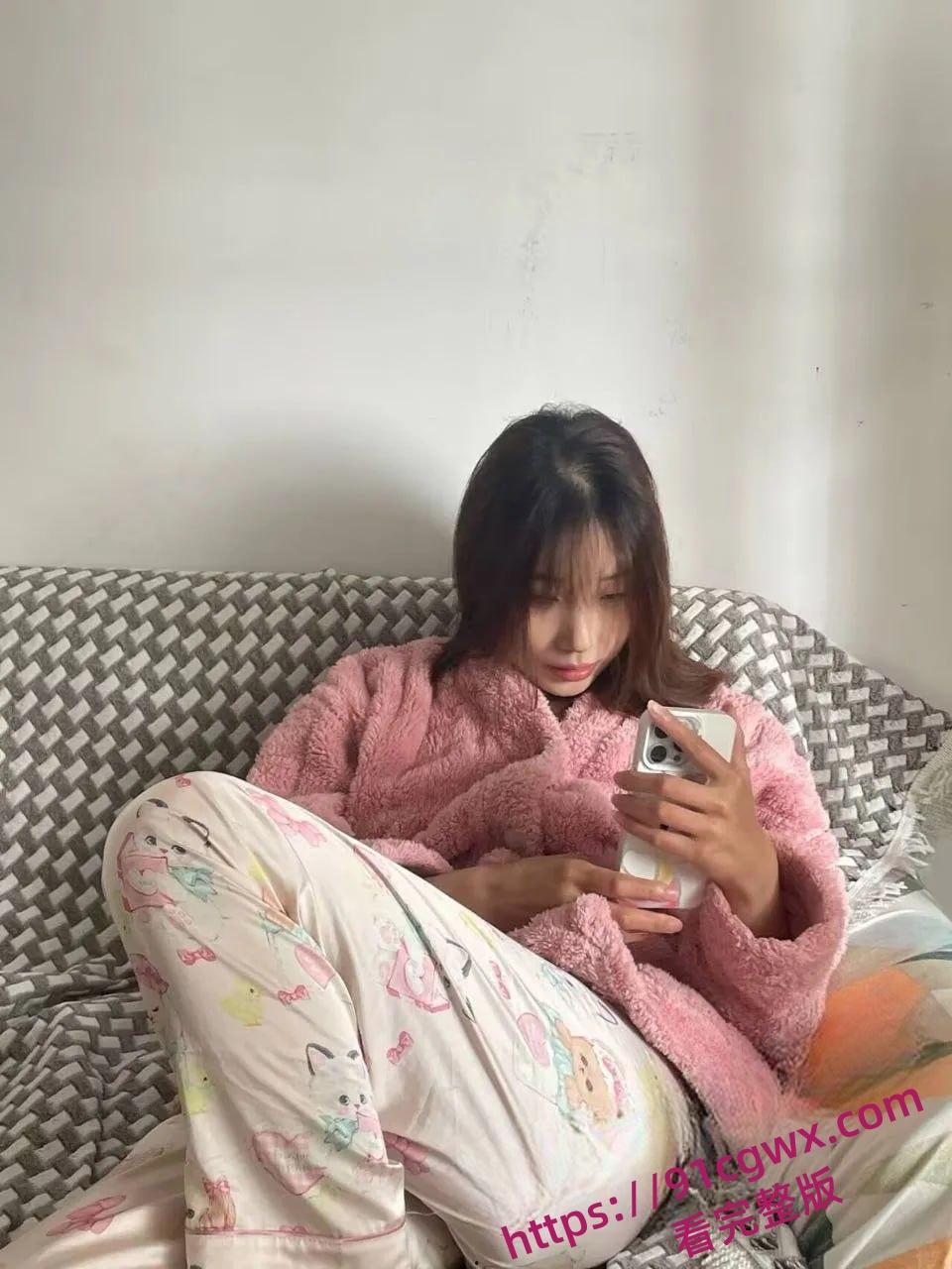 东北可爱大眼贫乳女大学生吴静璇居家激情视频外泄-6