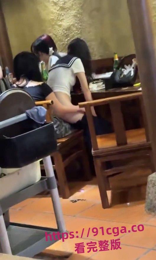 一个穿水手服女生在餐厅脱裙坐腿 醉态白花花的翘臀屁股暴露-5