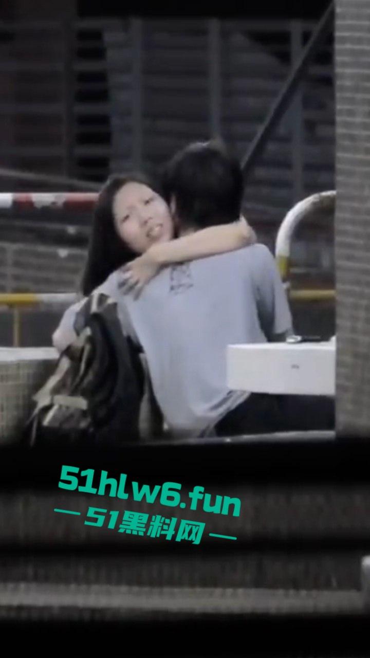 瓜友投稿,成都街头拍摄激情男女当街抠逼,女主表情销魂又迷离,不知道爽飞多少次了!-5