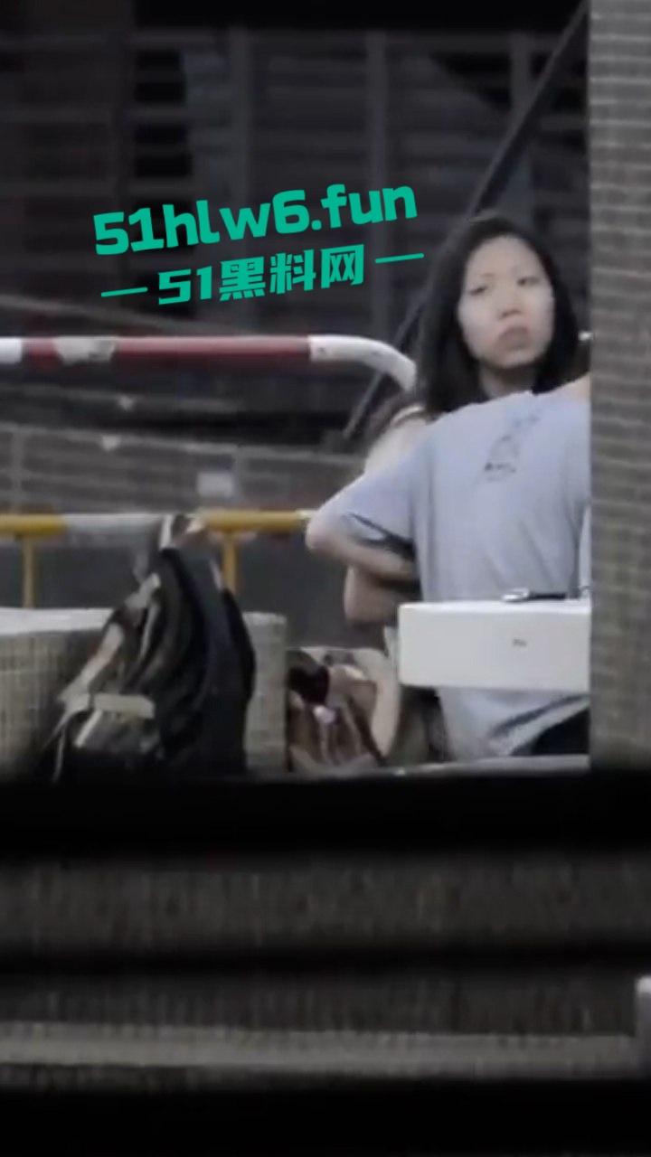 瓜友投稿,成都街头拍摄激情男女当街抠逼,女主表情销魂又迷离,不知道爽飞多少次了!-6