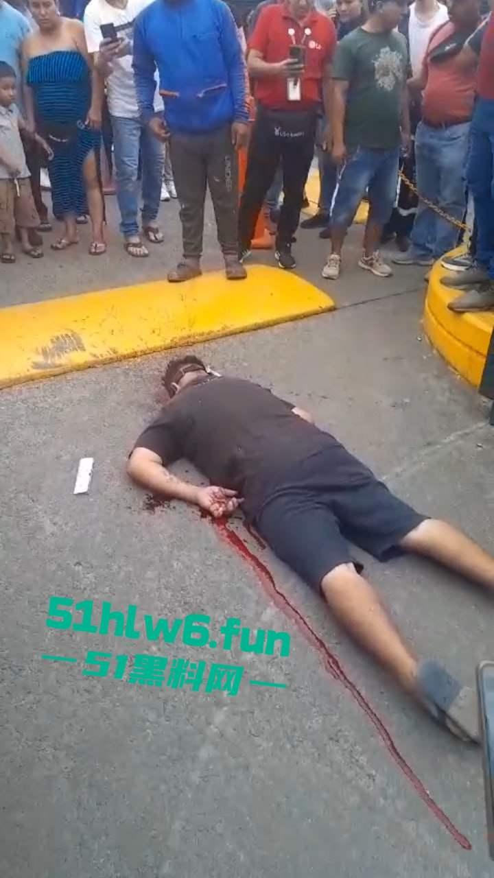 厄瓜多尔突发杀人事件,男子在街边接打电话被枪手近距离开枪射杀,疑似打击报复身中数枪当场死亡 。-2