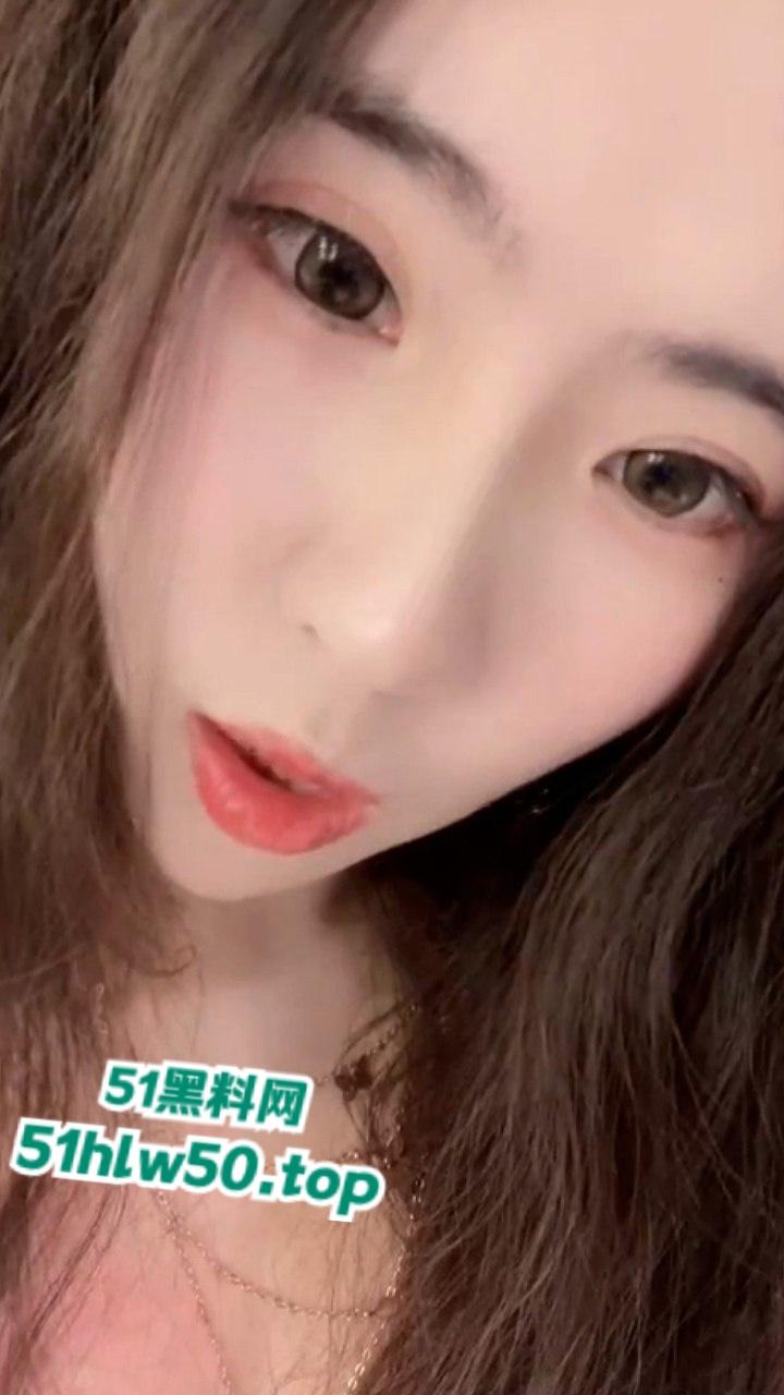 撸点爆满的【沪上十三姨】高冷艳气质美女，开档黑丝大尺度显得巨反差！