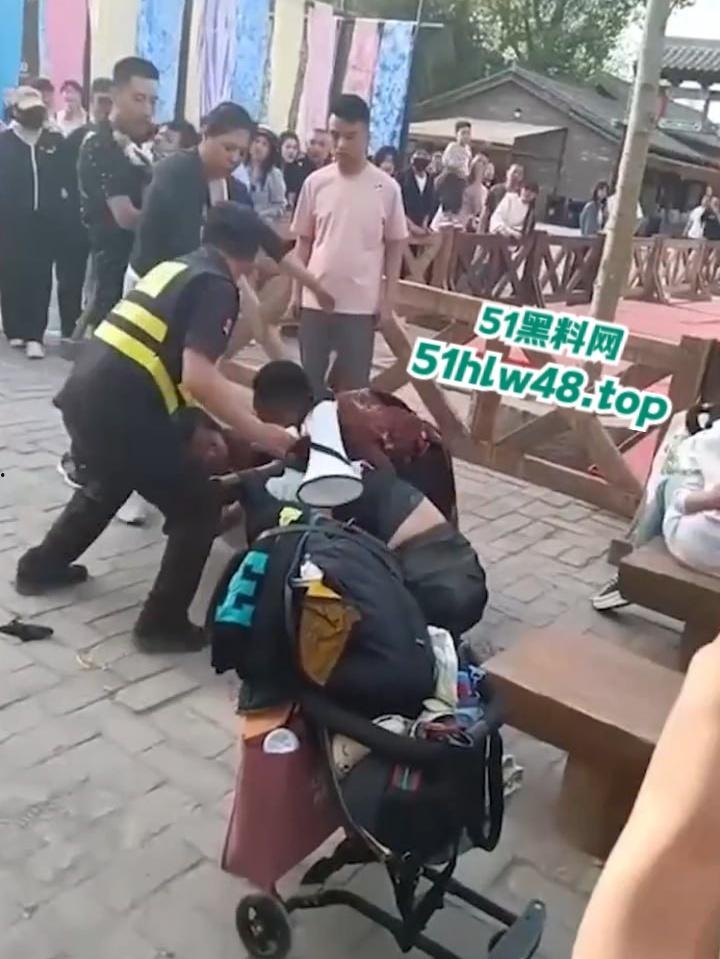 开封万岁山武侠城，两伙游客互殴视频被曝，万岁山不愧是武侠城江湖恩怨就是多，台下比台上还精彩！-6