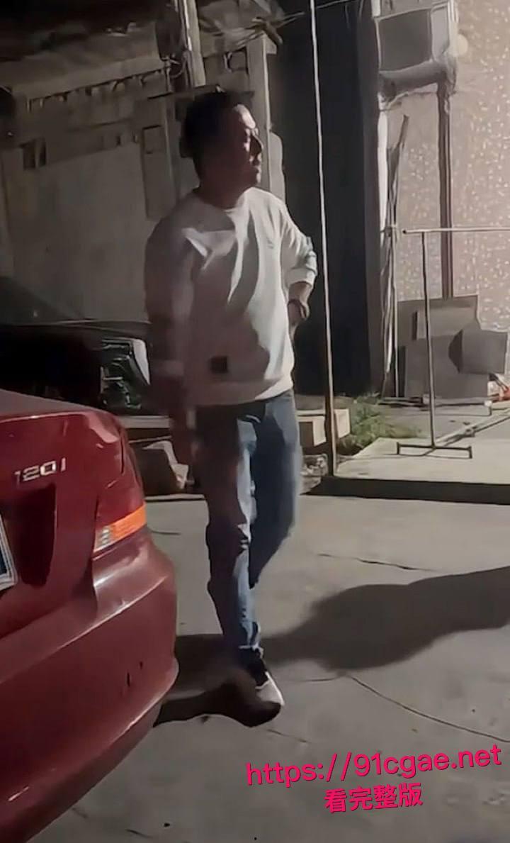 饶平出轨男被堵车上 小三吓得捂脸不敢露 他却淡定举手机全程录像 直接锁定年度最淡定渣男奖！-4