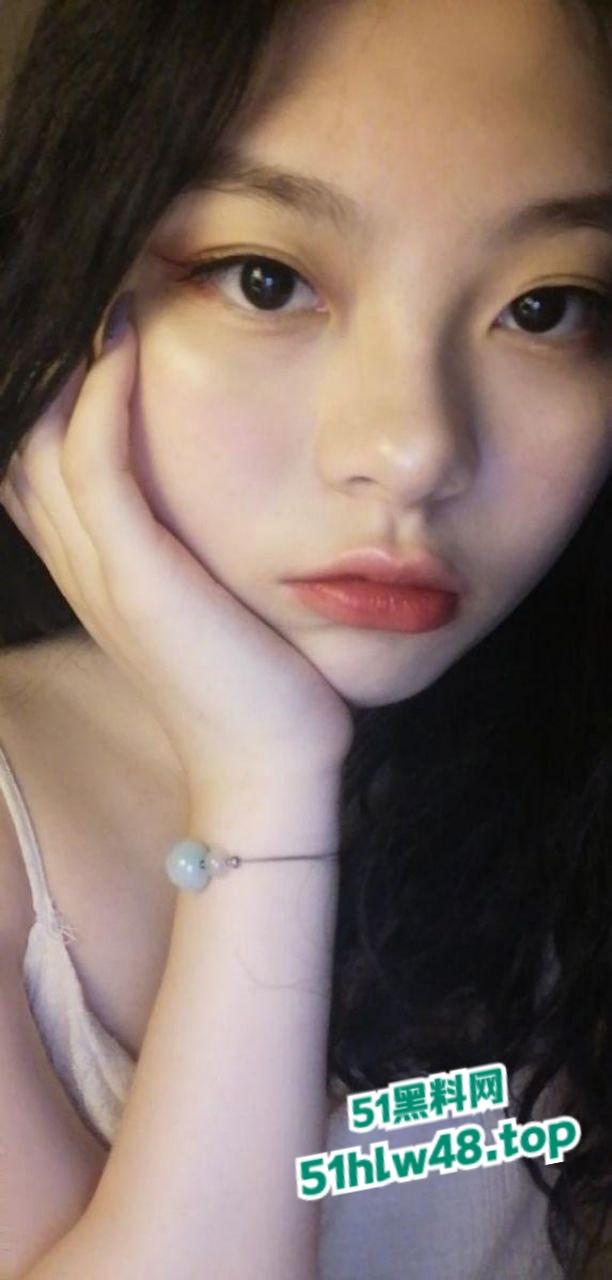 香港大学巨乳学霸【孟雪梨】奶子大到让人上火，双大奶能让课堂全校性骚动，教授都想钻进她奶里拱一拱！-6