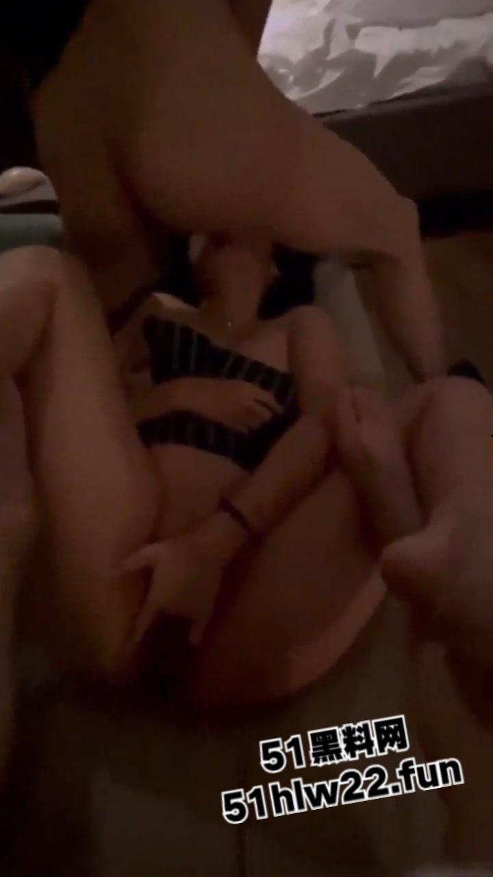 新疆高颜值尤物【斯琴】 高挑身材性感女神，男友玩的非常开放带闺蜜遭男友带兄弟轮操轮奸。-9