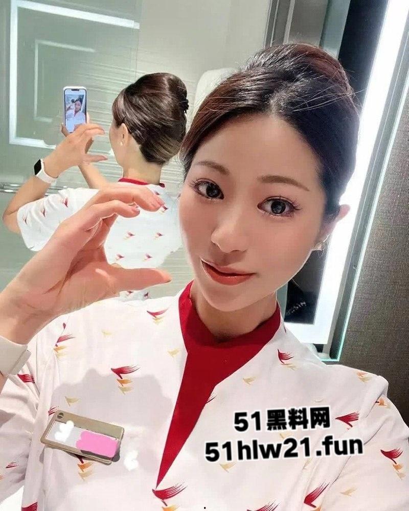 香港超火辣空姐出轨闺蜜老公，酒店激情吃鸡口交技术超一流，这么漂亮性感的空姐看着她吃鸡巴征服感拉满。