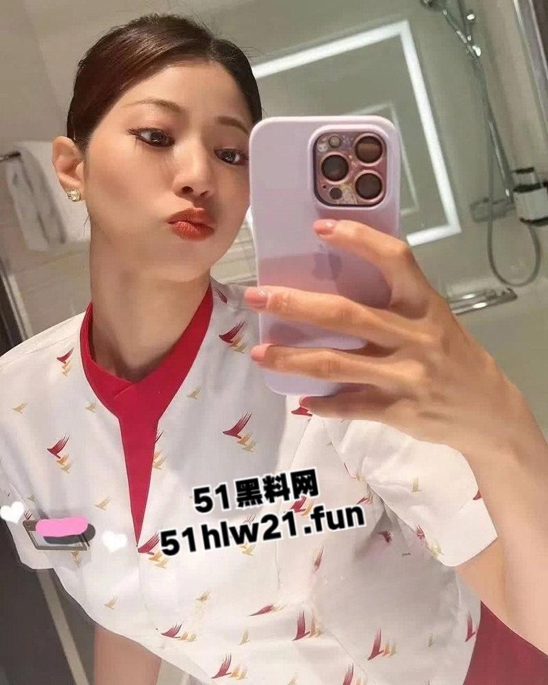 香港超火辣空姐出轨闺蜜老公，酒店激情吃鸡口交技术超一流，这么漂亮性感的空姐看着她吃鸡巴征服感拉满。-4