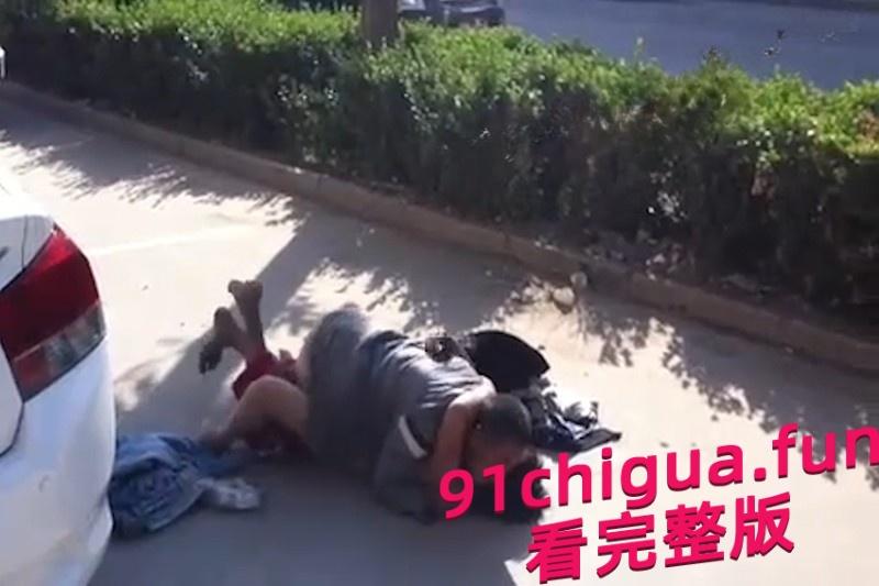 大爷大妈马路边激情做爱 被围观群众怼脸拍摄 #近距离偷拍大爷大妈做爱-5