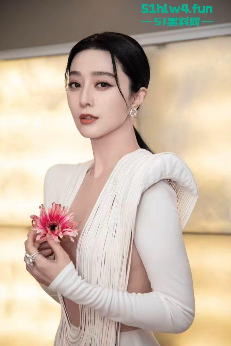 范冰冰复出柏林影展，范冰冰喷血造型超性感流苏设计的若隐若现失手露乳贴，看来巨星没落也只能靠肉体吸睛。-13