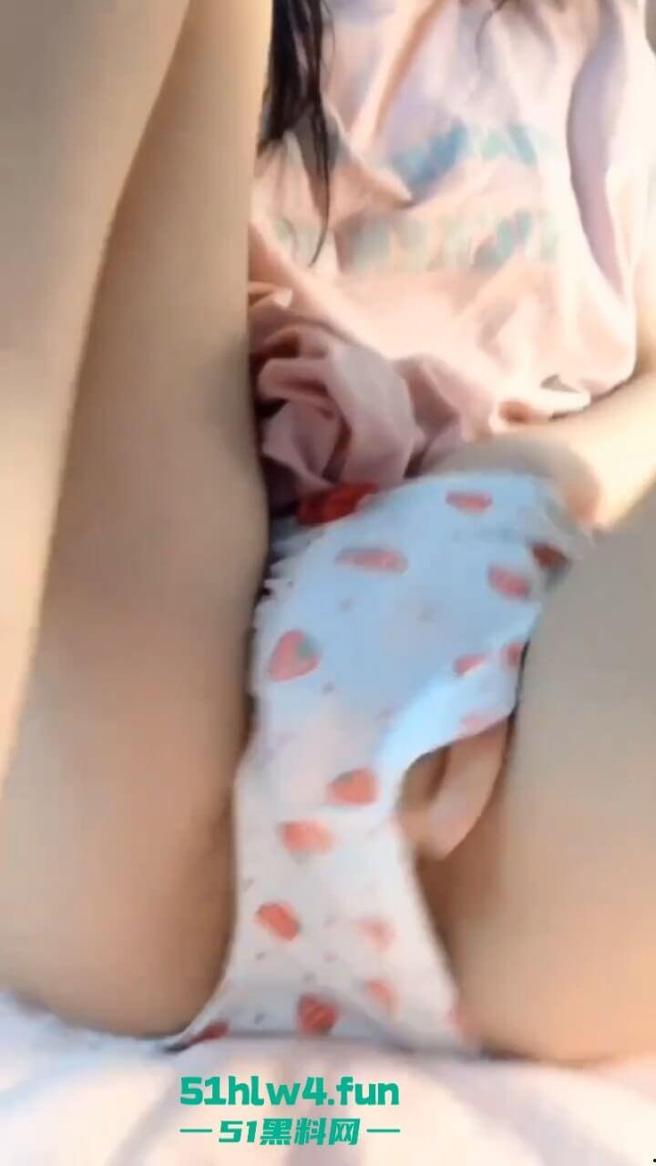 四川宜宾学院学生妹【卢文倩】兼职卖小片，绝美粉鲍自慰抠逼淫水流泄如雨的样貌外漏。-1