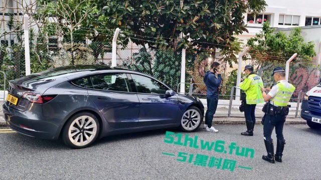 香港黑帮火炭，当街谋杀斩人片曝光，两刀手从后伏击狂斩5秒夺命登的士逃去！-5