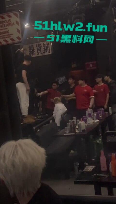 河北石家庄YOLO酒吧惊天大瓜，50人群殴打到特警出动，厕所里男女当场打炮，旁边光屁股男在狂吐，细思极恐！-4