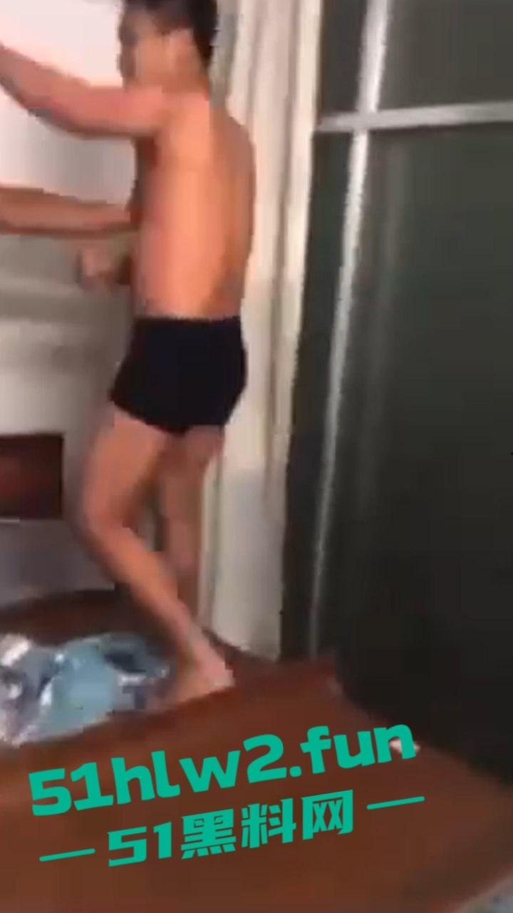 捉奸现场实拍，大胆奸夫到正主家里操别人老婆，结果丈夫提前回家捉奸当场暴揍场面超刺激。-2