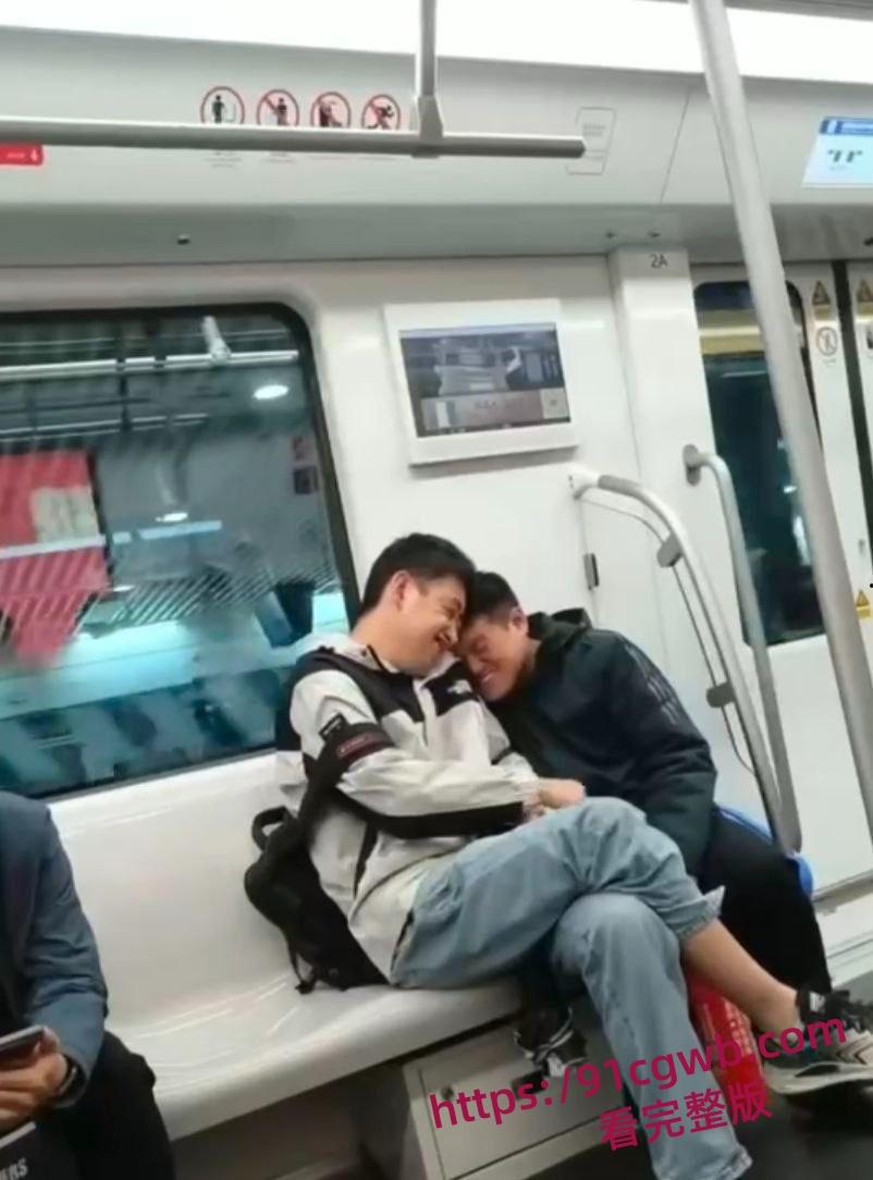 地铁上一对男同gay激吻狂秀恩爱 两男人舌头纠缠缠绵 身体紧贴互相摩擦 大庭广众下肆无忌惮-4