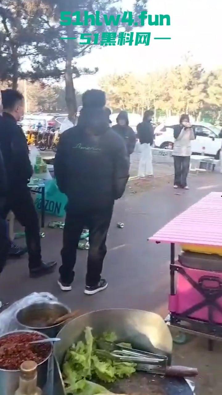 平民夫妻俩于日照航海工程职业学院门口摆摊，不明人物掀摊找事现场视频，实在可恶！