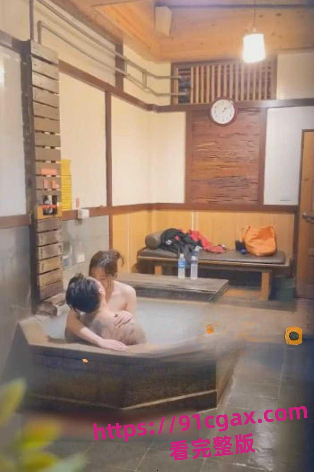 网络疯传台湾一情侣北投温泉会馆泡汤做爱竟惨遭偷拍！全程露脸曝光极其刺激！-1