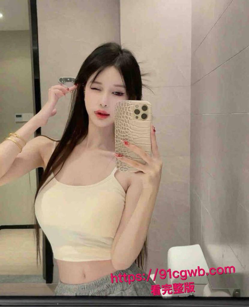 巨乳露脸小骚货唐语棠豪乳狂甩，骑乘女上位骚扭大屁股，换后入时肥臀夹鸡吧更紧，乳波臀浪操到床塌！-3