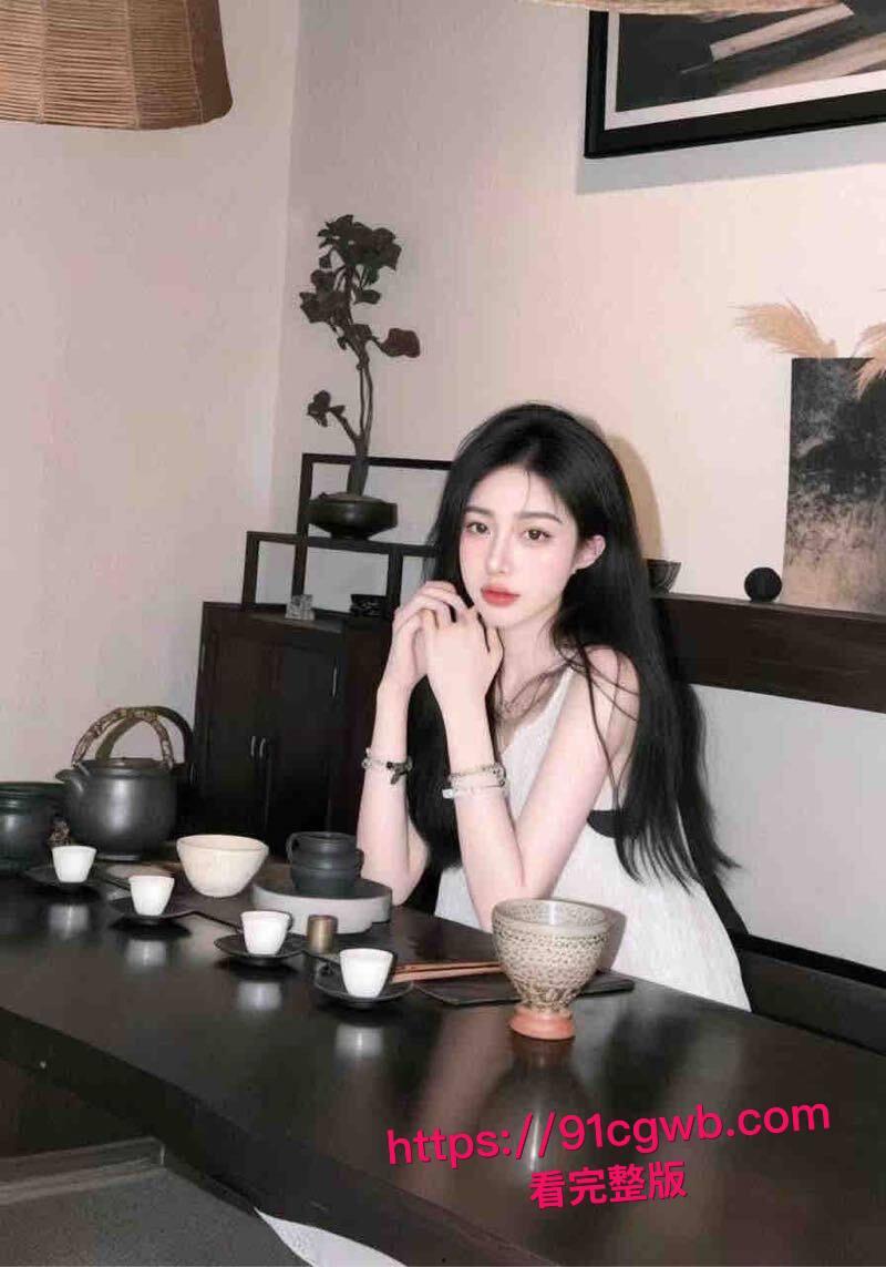 巨乳露脸小骚货唐语棠豪乳狂甩，骑乘女上位骚扭大屁股，换后入时肥臀夹鸡吧更紧，乳波臀浪操到床塌！-4