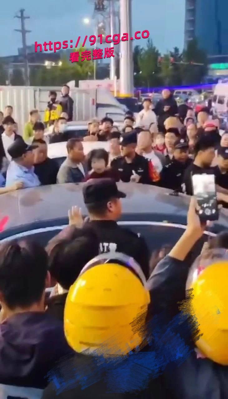 唐山迁安领导与小三南市场车震被原配抓包 浪费大量警力保护小三撤离 引发民众群嘲！-3
