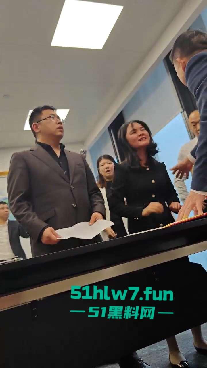 炸裂！大成佛山律所秘书【黄晓蕾】色诱主任上位，引发合伙人不满办公室大打出手。