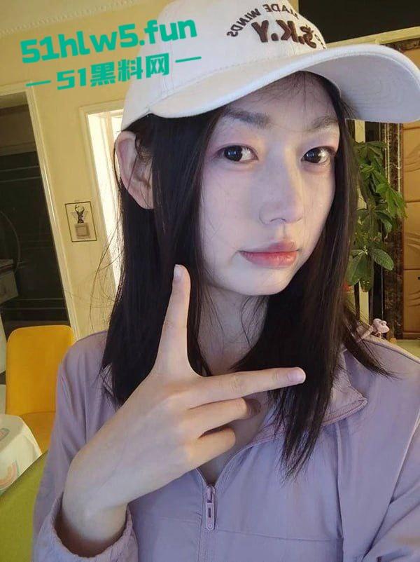 高颜值00后小妹【马莹莹】表面嫩妹私下母狗，背着男友出轨偷情脚踏多条船被男友发现，愤怒将视频曝光。-8