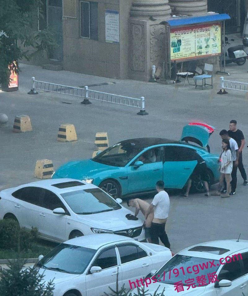 东营蓝色小米SU7 男同野战视频完整版 光天化日俩男在车头大战 后入翘臀猛怼狂干 完全无视围观群众异样眼光！-1