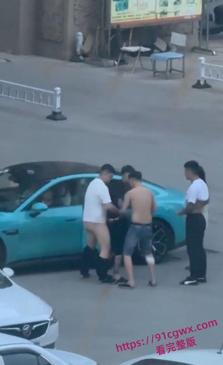 东营蓝色小米SU7 男同野战视频完整版 光天化日俩男在车头大战 后入翘臀猛怼狂干 完全无视围观群众异样眼光！-2