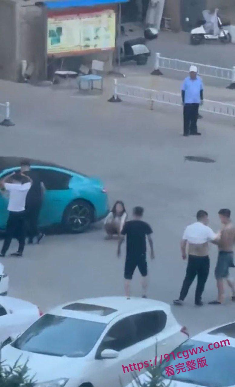 东营蓝色小米SU7 男同野战视频完整版 光天化日俩男在车头大战 后入翘臀猛怼狂干 完全无视围观群众异样眼光！-3