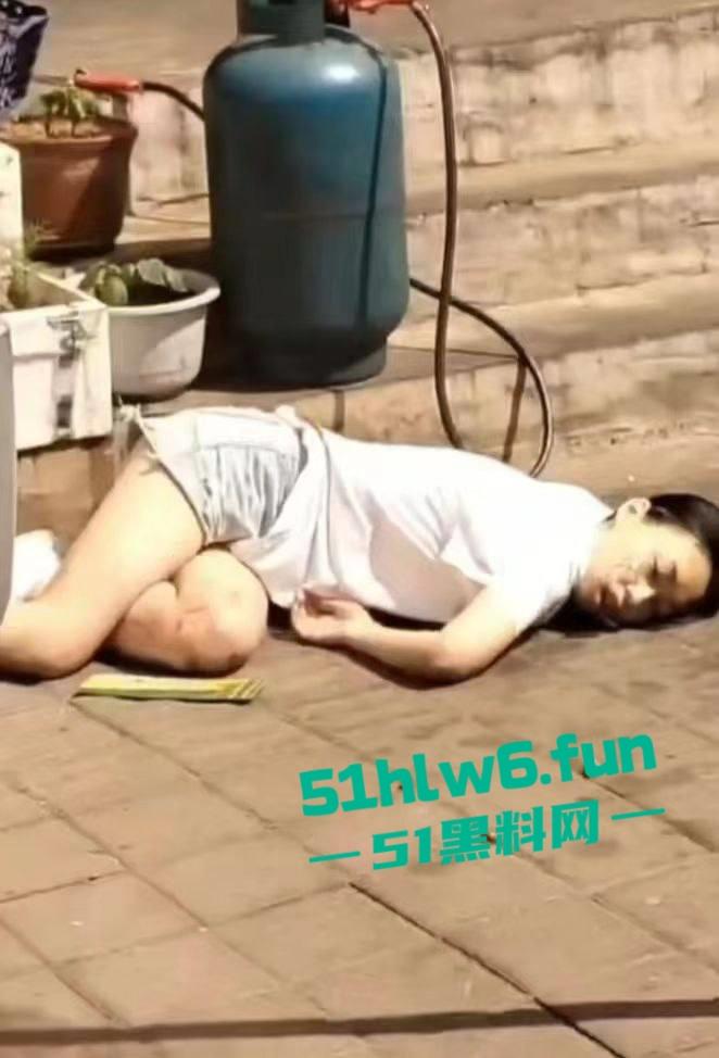 辽宁沈阳发生灭门惨案，在天山路亚明市场为争夺卖菜摊位产生冲突，男子拿猪肉刀当街杀害一家三口。-2