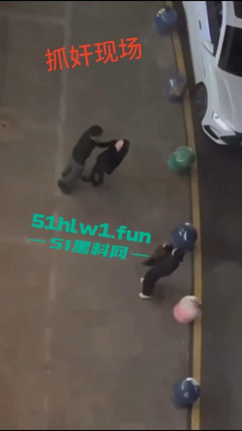 云南保山君悦广场大瓜，平安夜【王麒麟】表白原配直接现场抓奸曝光小三吃鸡视频。-3