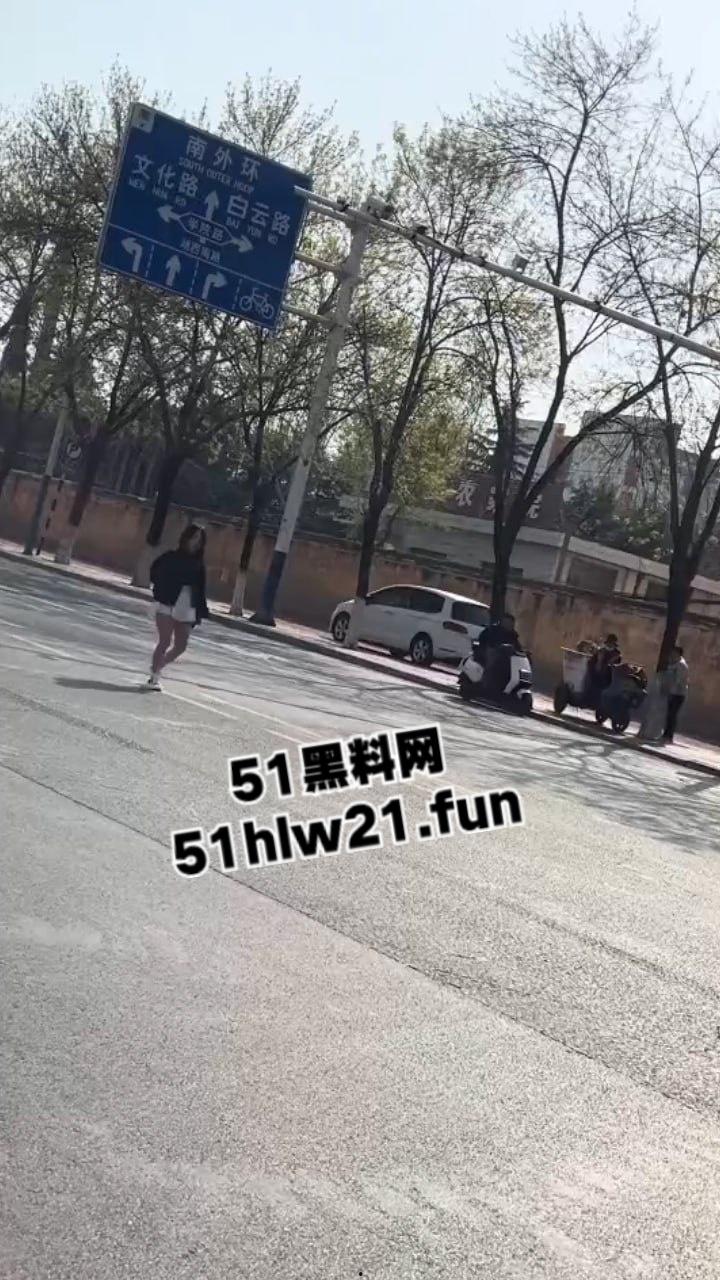 山东精神小妹嗑药过量致幻，大街上举止怪异如无脑丧尸邪崇附体样子超级可怕。-7