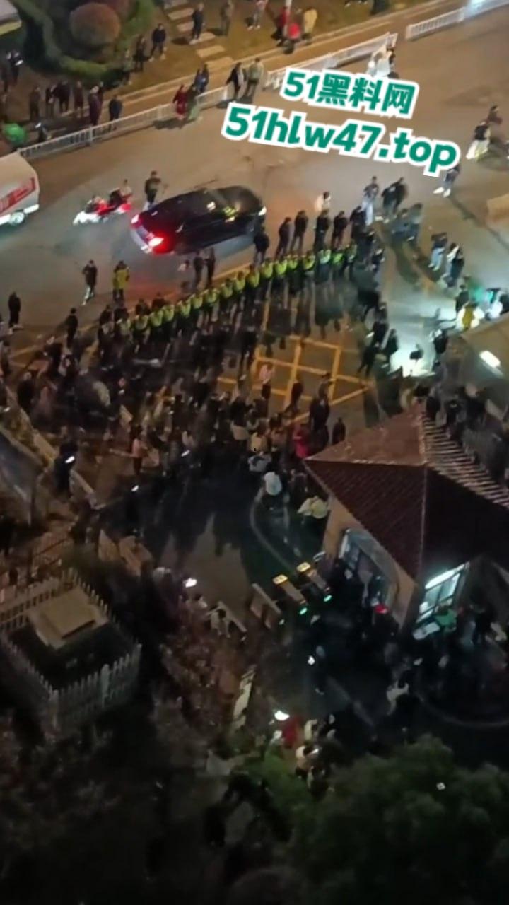 武汉海昌天澜黑箱操作换物业，据悉是两波物业公司抢地盘，一群业主也参与其中堪比古惑仔现场。-6