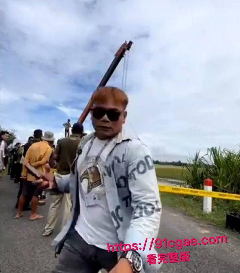 黑衣大嫂一人一枪为爱冲锋 单枪匹马勇闯法场救男人情深意重轰动全网！-1