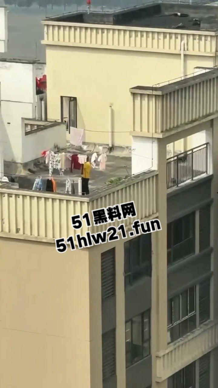 河南郑州某小区，惊现偷内衣变态被邻居拍下全过程，变态直接当场伸进内裤开始打飞机！-3