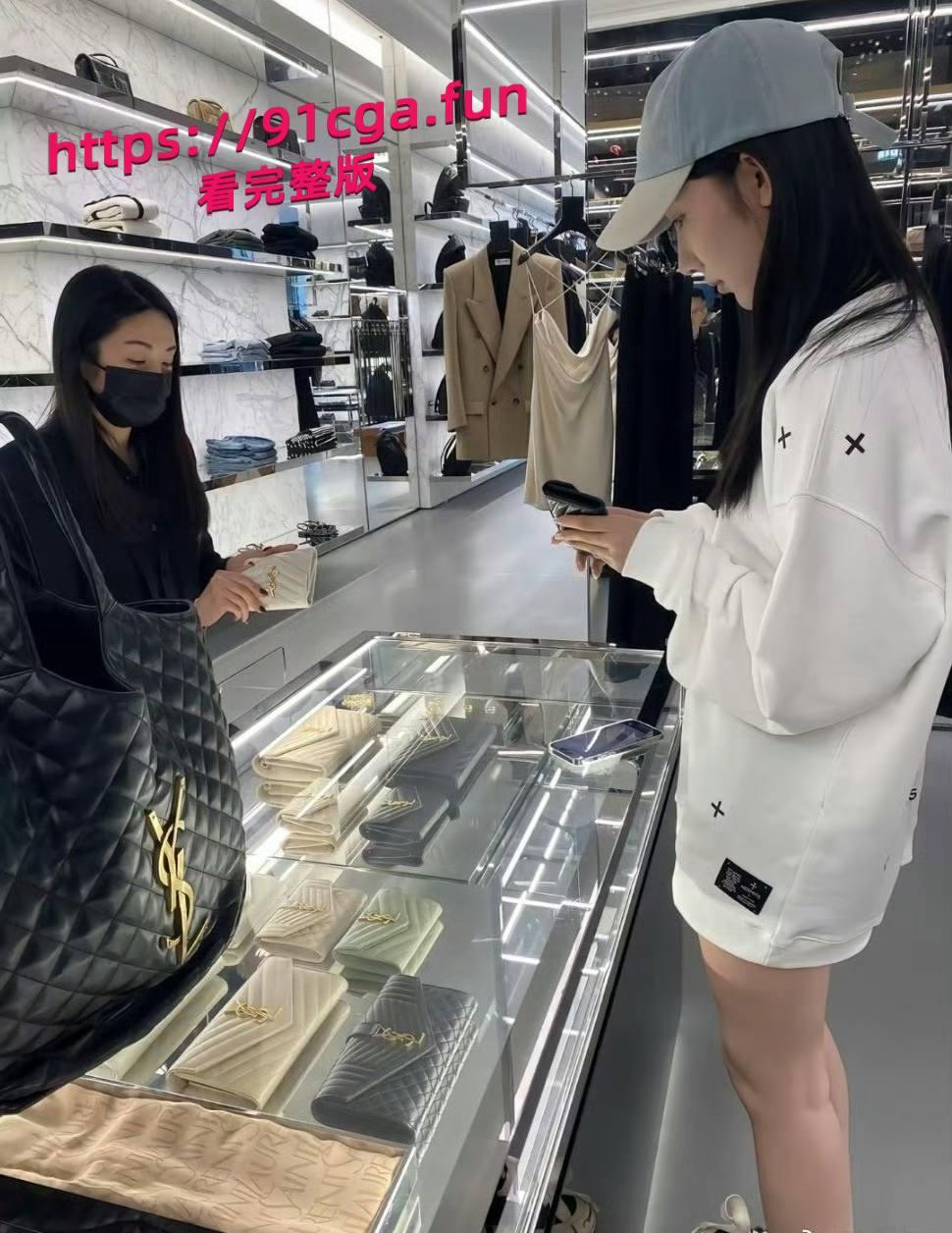 都美竹当初借助吴yi凡事件的热度在网上立住了一个完美受害者的人设，装可怜博网友同情赚粉丝的钱包养小白脸 #都美竹 #网络达人