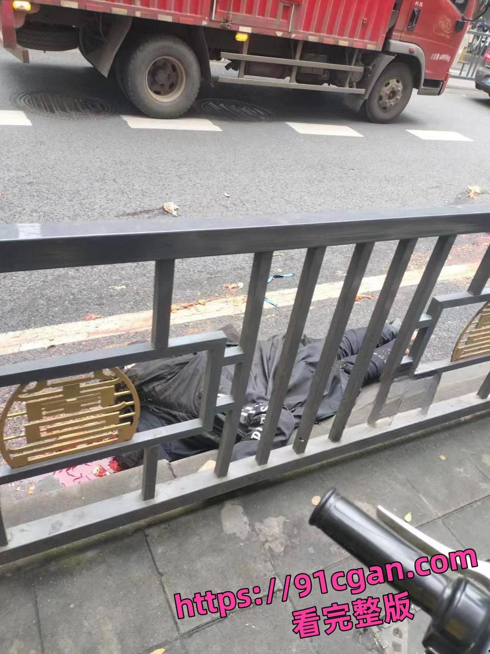 江西南昌一公交车失控冲撞击人群 已致3死7伤！现场人体被碾成碎块！