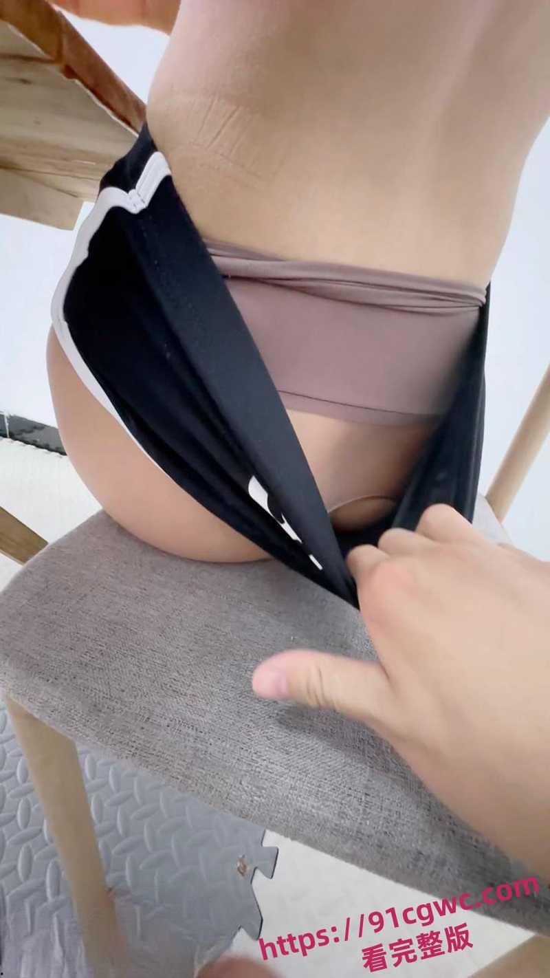 小姨子吵架不理姐夫 房间内强制扣逼 镜前后入爆操内射！-6