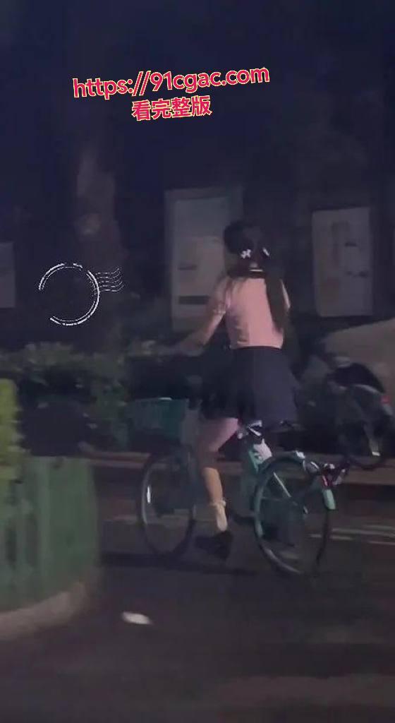 户外露出 利姬播音系的小美 刺激共享单车羞涩玩法