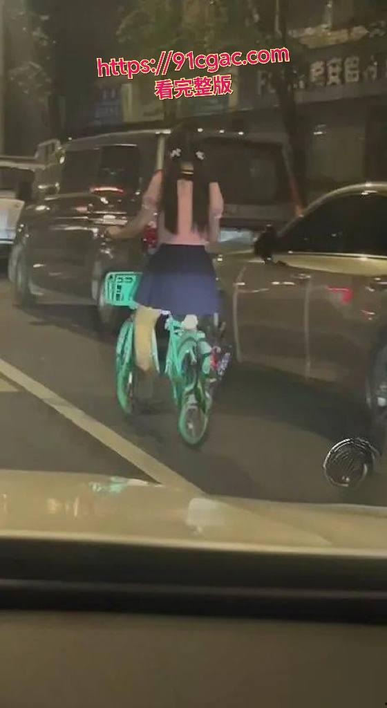 户外露出 利姬播音系的小美 刺激共享单车羞涩玩法-5