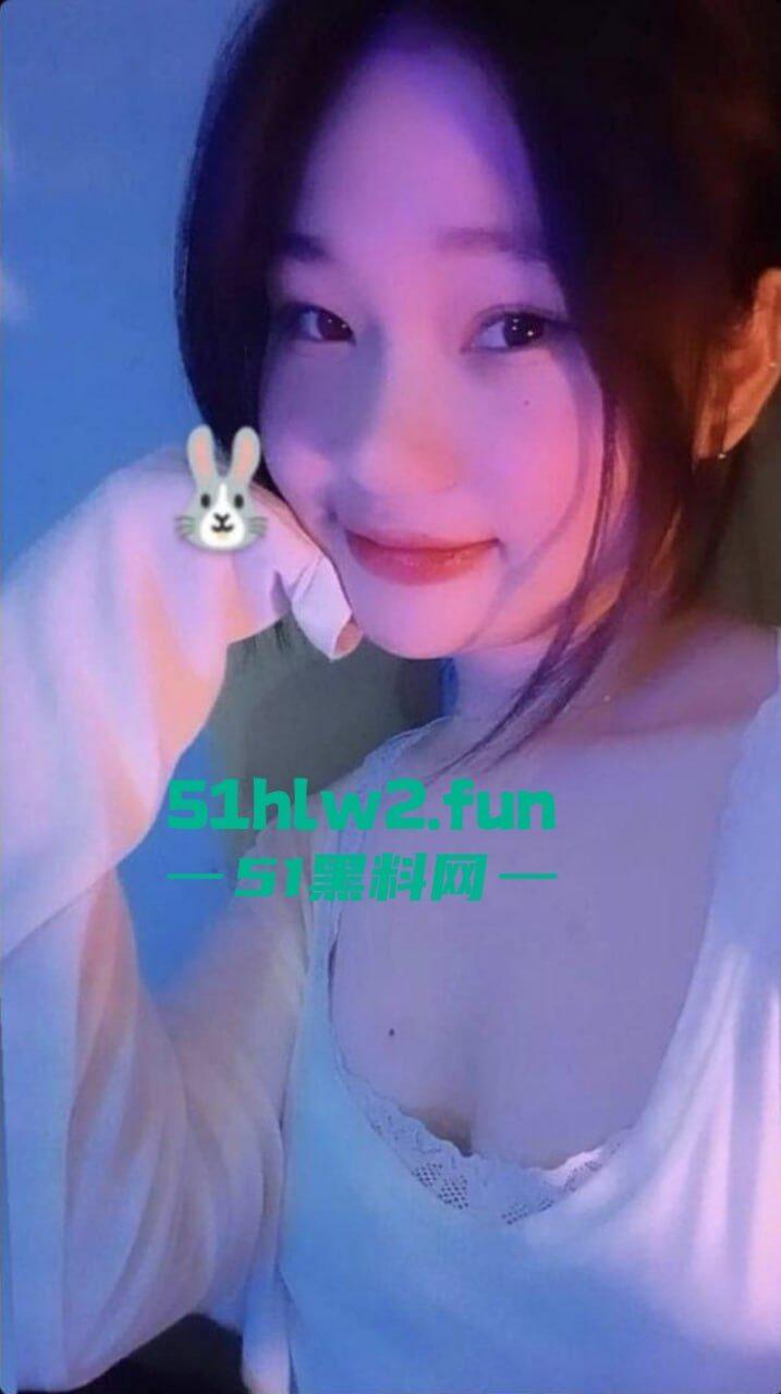 越南萌妹【Jobgg】用HoneyCam和男友玩裸聊自慰捏奶，被男友录屏放网上流出。