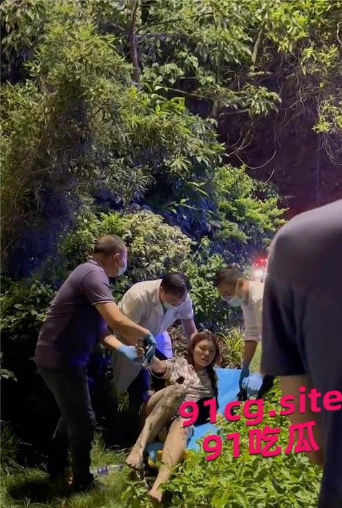 美女骑士超速发生车祸 机车爆燃烧光衣服 几乎全裸在草丛躲避等待救援 #刺激#惊险#裸体