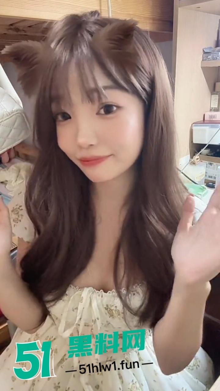 露出网黄【艺芋圆】高颜值大眼清纯母狗，主人调教成肉便器各种公共场合露出被扒出曝光后销声匿迹了。