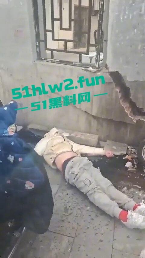 长沙惊现亡命司机，曙光中路地铁站汽车闯红灯狂撞行人，现场鸡飞狗跳司机是真疯了？