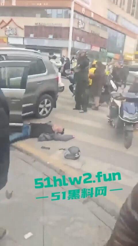 长沙惊现亡命司机，曙光中路地铁站汽车闯红灯狂撞行人，现场鸡飞狗跳司机是真疯了？