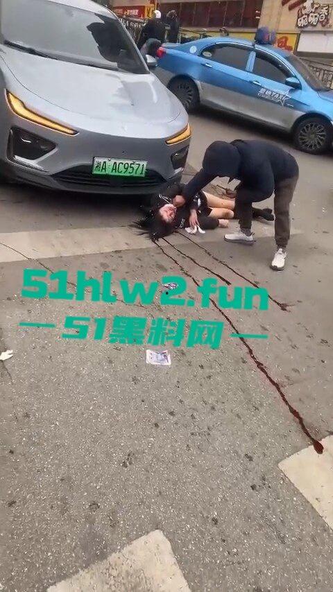 长沙惊现亡命司机，曙光中路地铁站汽车闯红灯狂撞行人，现场鸡飞狗跳司机是真疯了？