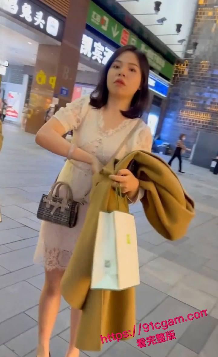 超美少妇真空逛街被大神抄底偷拍！人妻裙下不穿内裤 大黑逼清晰无比 反差十足！