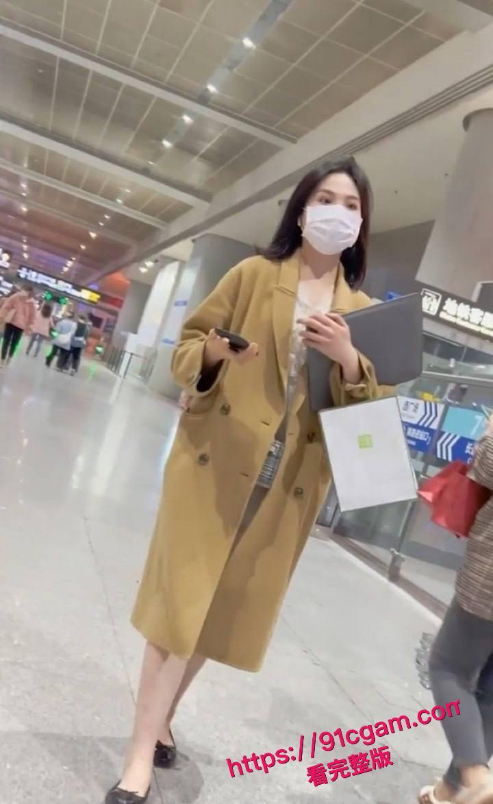 超美少妇真空逛街被大神抄底偷拍！人妻裙下不穿内裤 大黑逼清晰无比 反差十足！