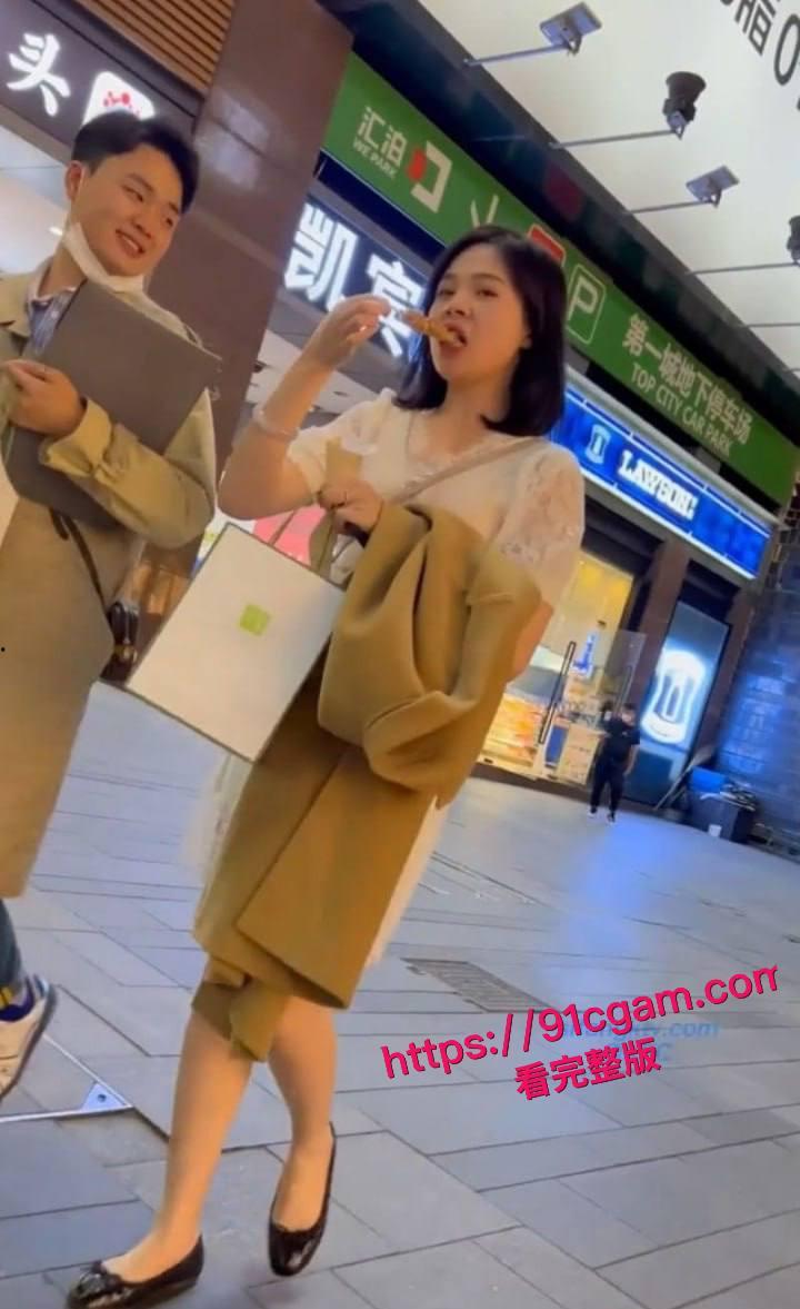 超美少妇真空逛街被大神抄底偷拍！人妻裙下不穿内裤 大黑逼清晰无比 反差十足！