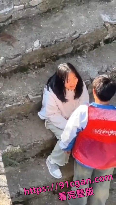 意大利罗马光天化日之下 妹子在圆柱广场中心的喷泉里裸泳！！！